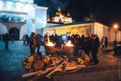 Протестувальники гріються біля вогнищ поруч з Михайлівським Золотоверхим монастирем